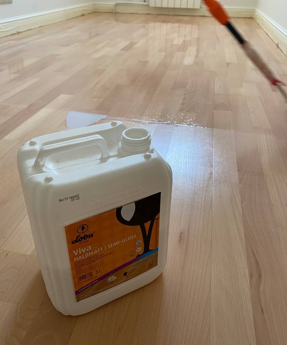 Профессиональная химия для ухода за напольными покрытиями