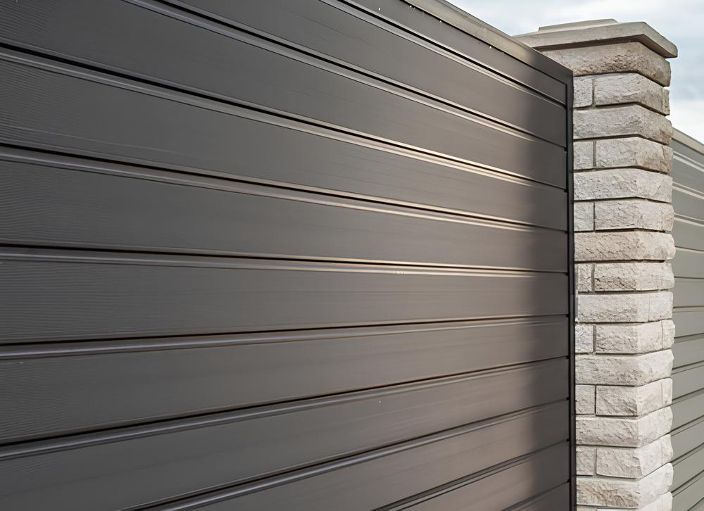 Забор из террасной доски ДПК: плюсы и минусы