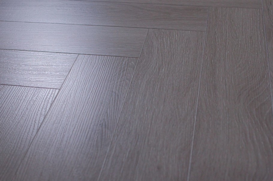 Моем ламинат без разводов