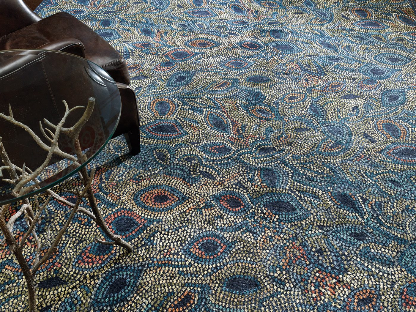 Обычно ковры ручной работы не отличаются большими размерами, но бывают и исключения - найти их можно в дизайнерских каталогах.