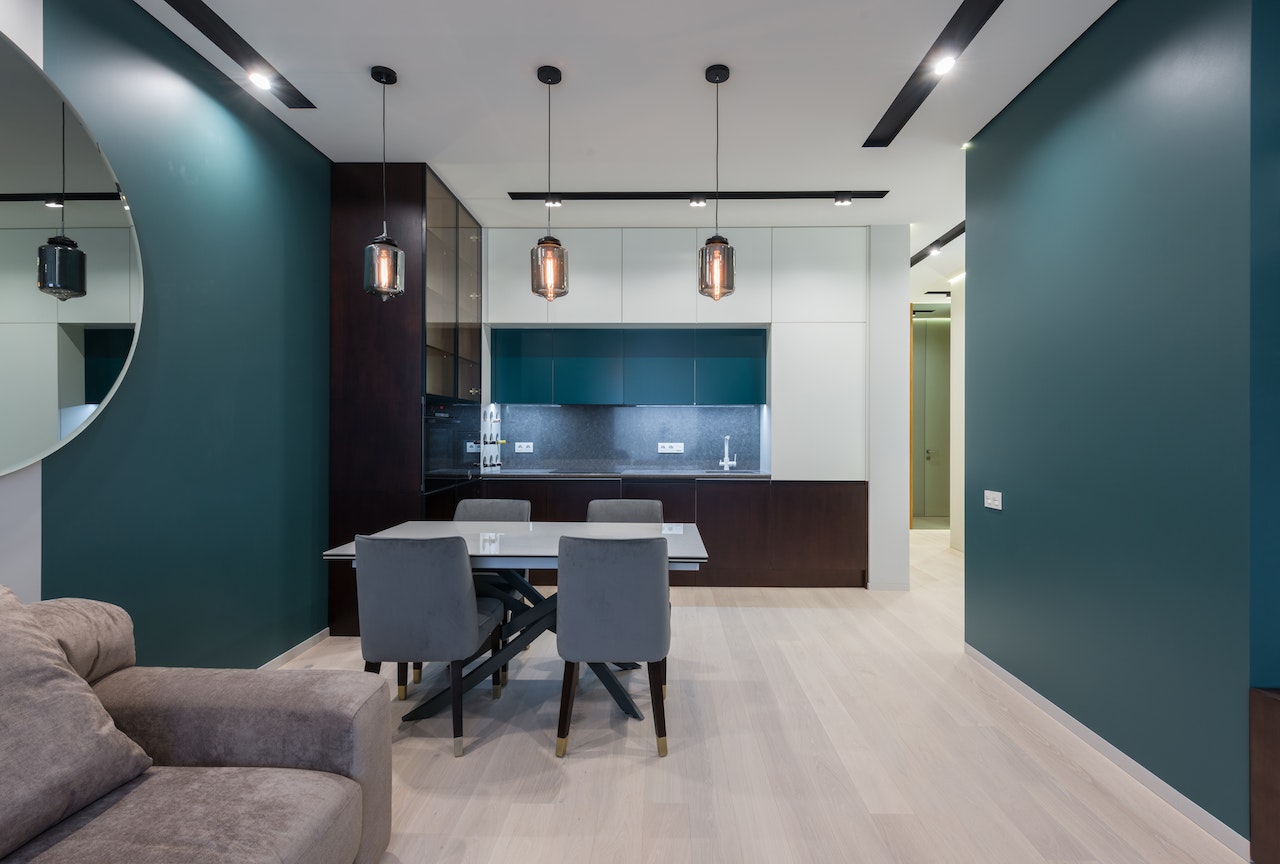 Кухня с каменным ламинатом