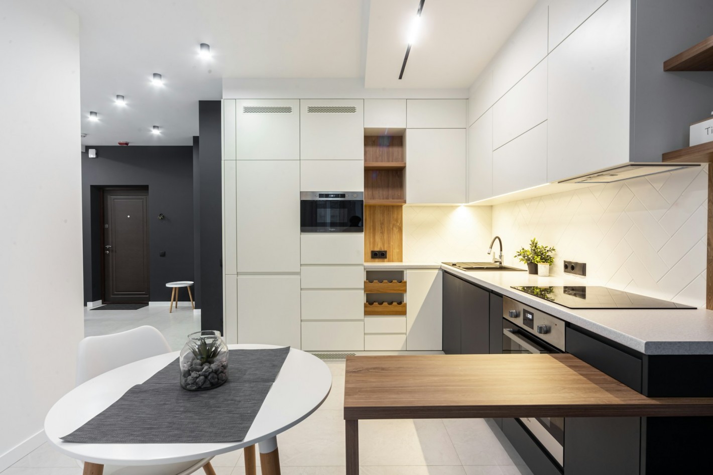 Трековые светильники особенно популярны на кухнях