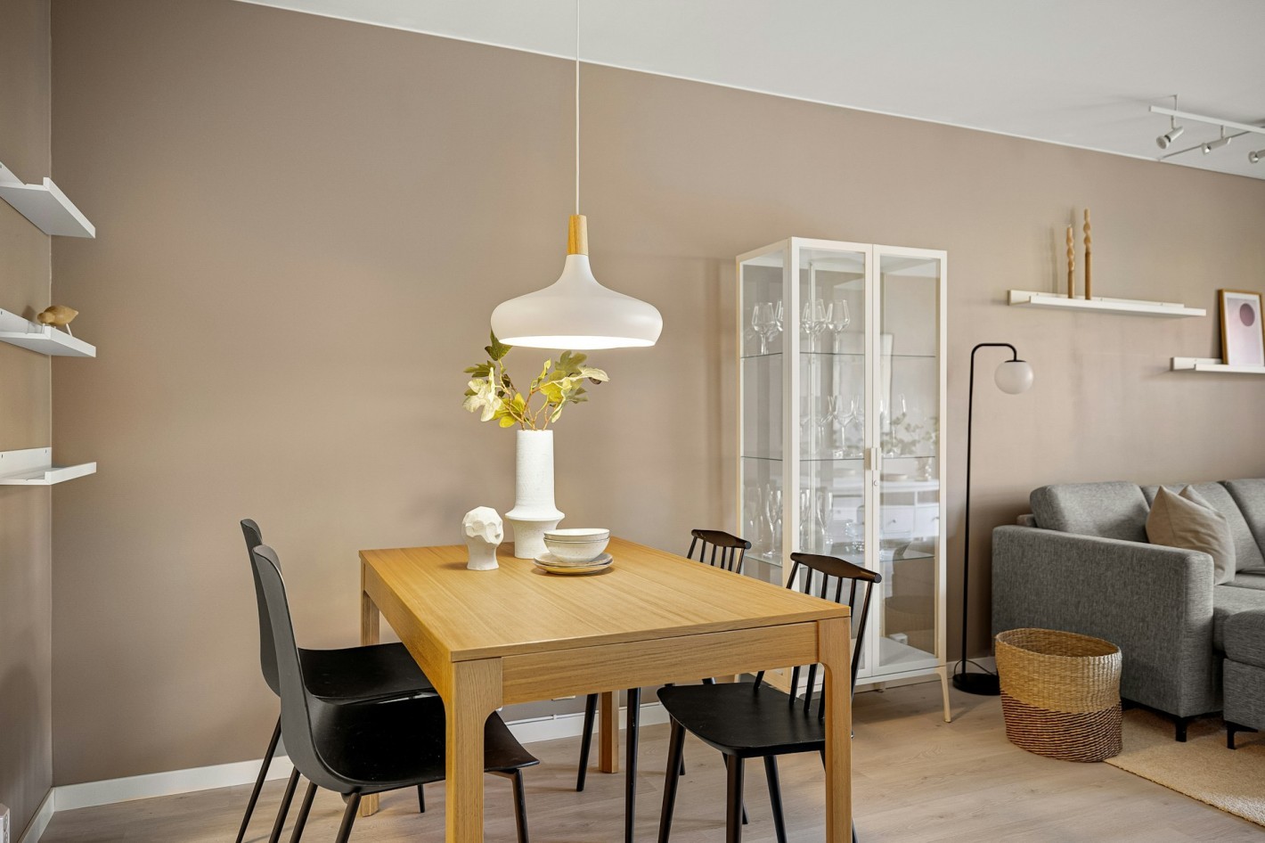 Виниловые полы - один из самых современных вариантов Виниловые полы - один из самых современных вариантов