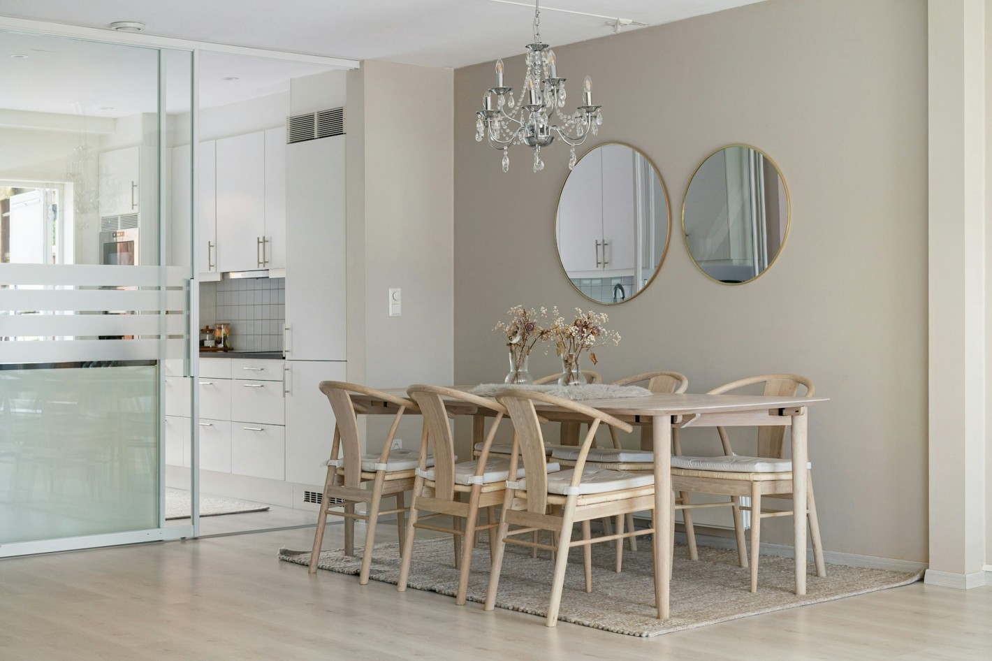 Светлый интерьер с виниловым напольным покрытием Светлый интерьер с виниловым напольным покрытием