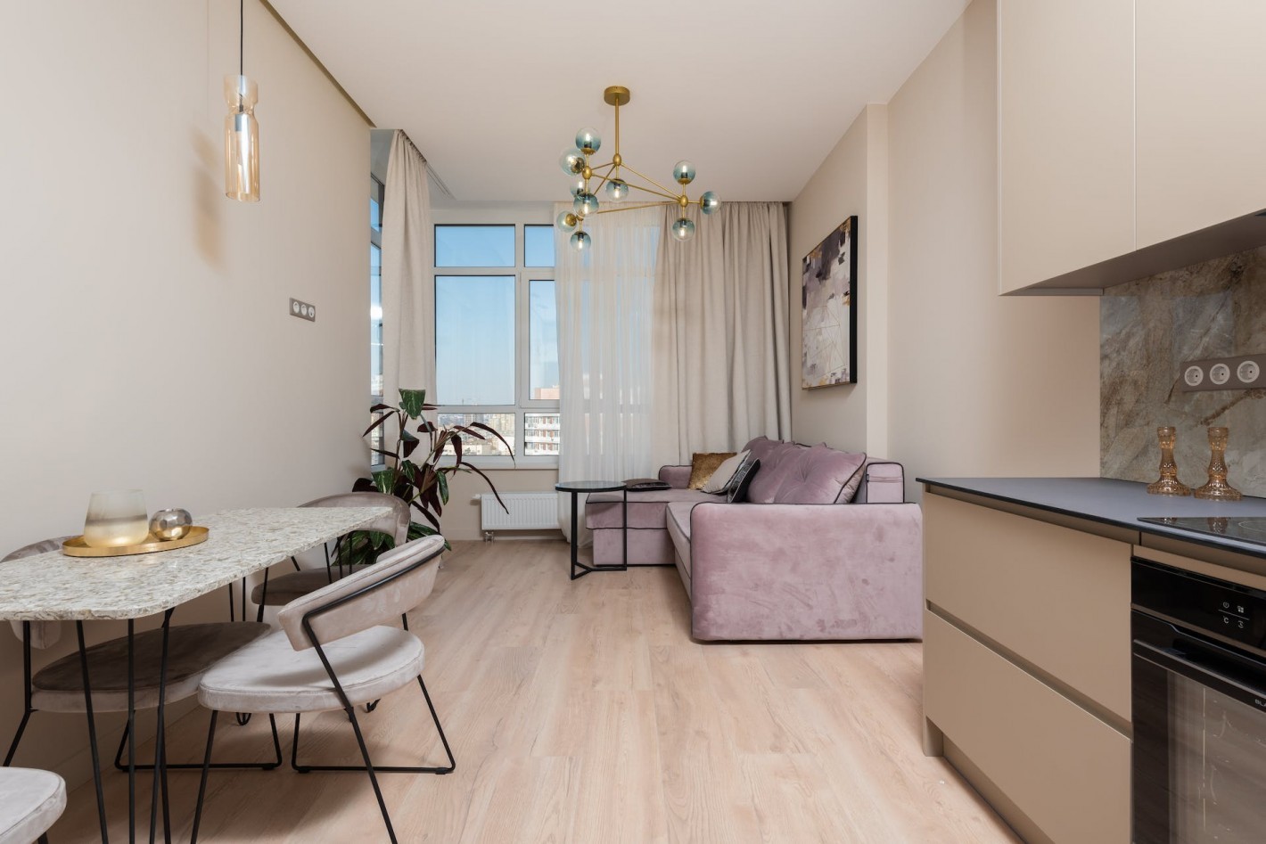 Интерьер в мягких оттенках со светлым ламинатом