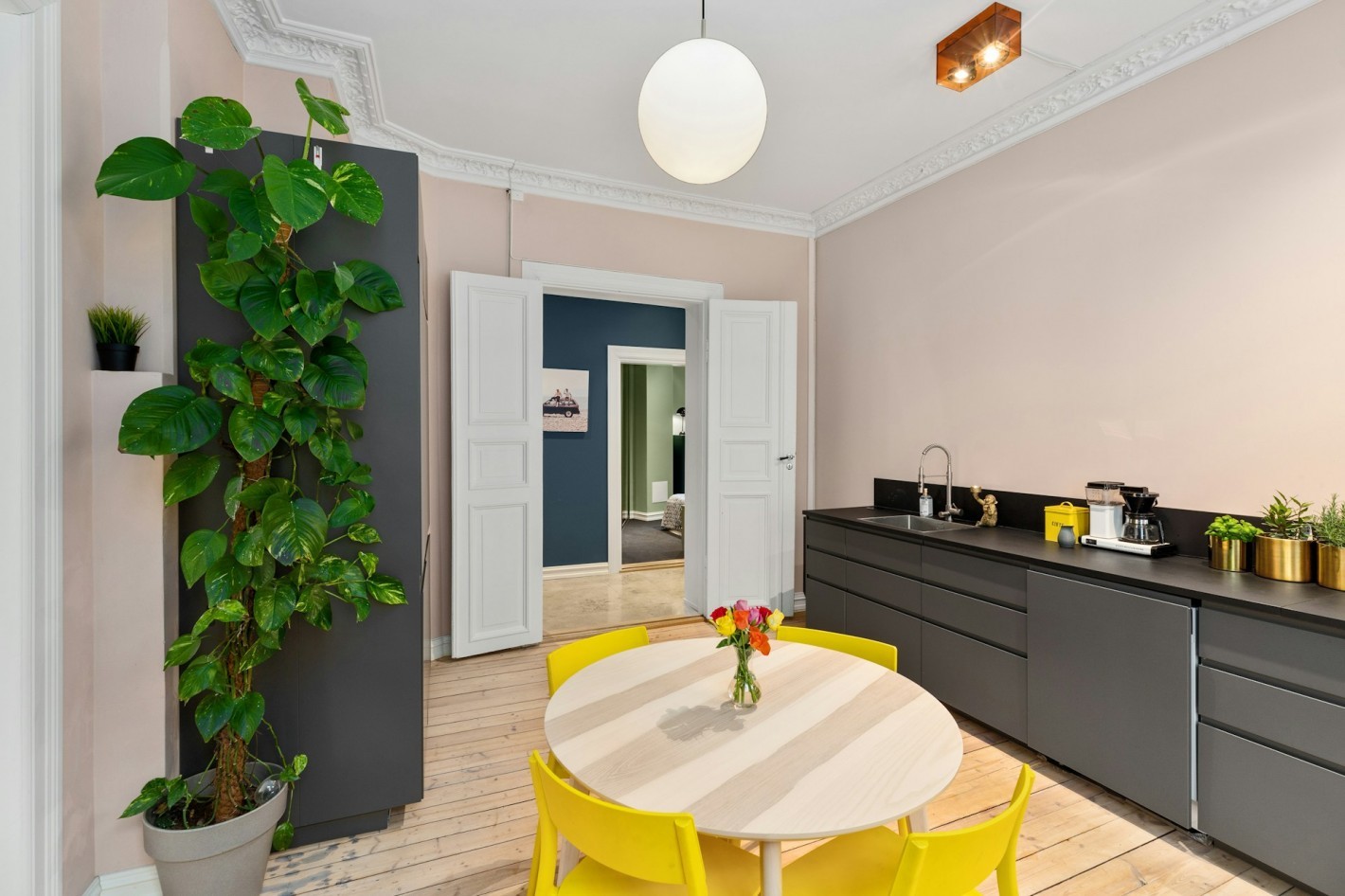 Живые растения можно грамотно вписать в интерьер Живые растения можно грамотно вписать в интерьер