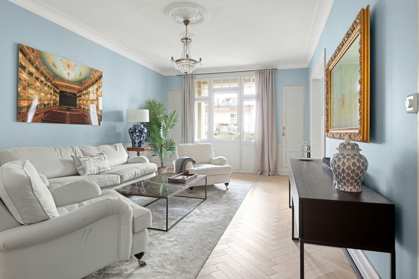 Интерьер в классическом стиле с потолочными плинтусами (молдингами)