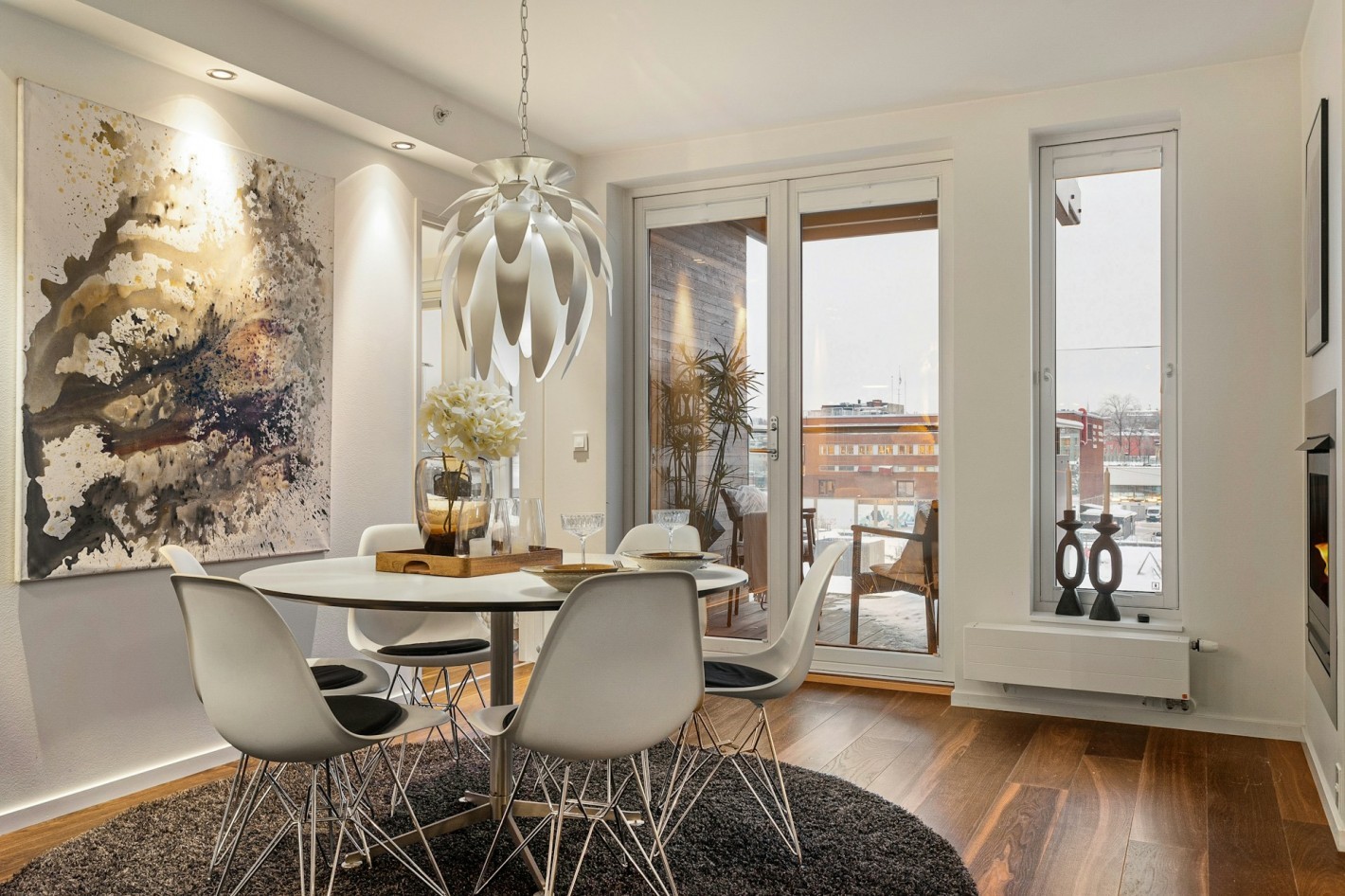 Современный дизайн интерьера с напольными плинтусами