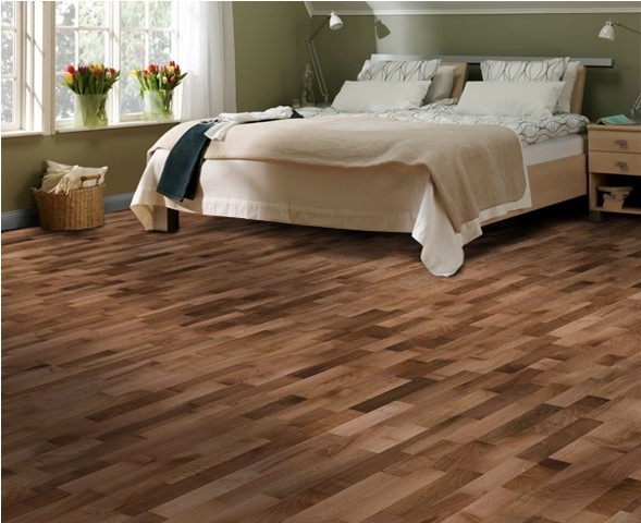 Спальня с напольным покрытием цвета Орех