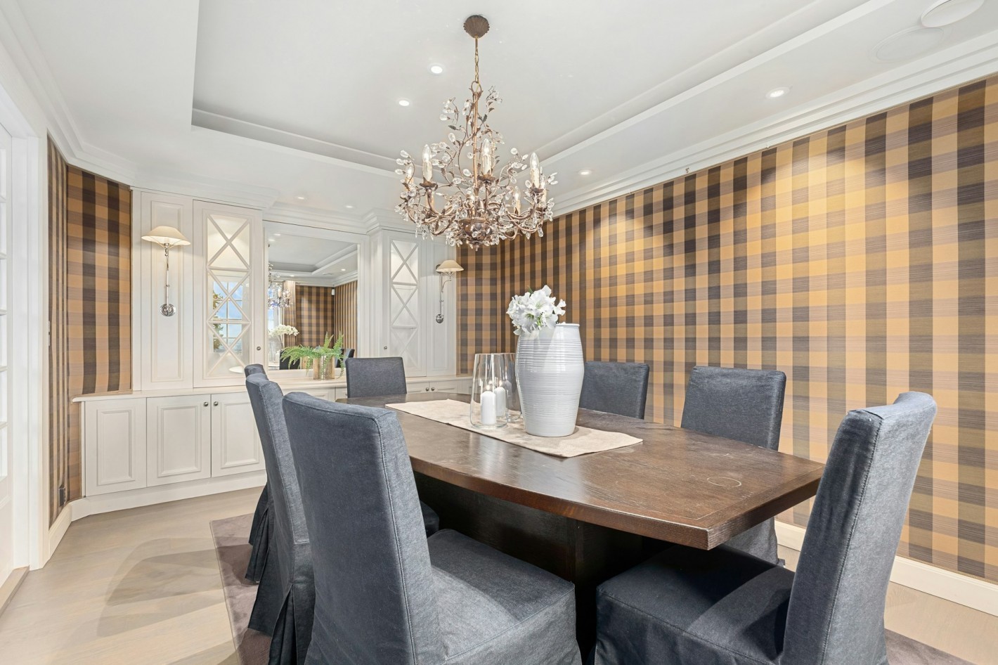 Широкие плинтусы на кухне