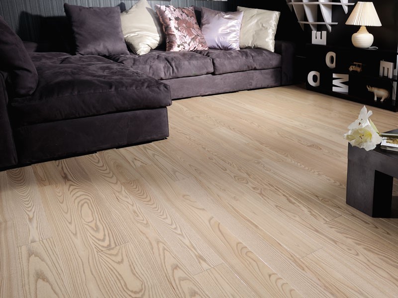 настил из ясеня светлых тонов