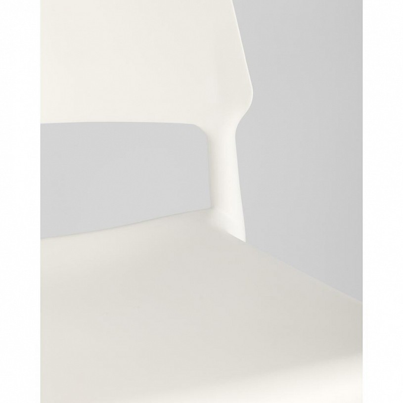 Стул BISTRO белый с деревянными ножками Стул BISTRO белый с деревянными ножками